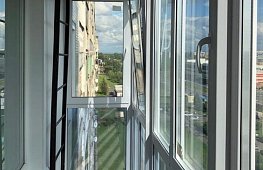 Остекление балкона с внутренней отделкой, 3 камерным профилем , стеклопакеты  с дополнительным напылением от солнечного света. tab