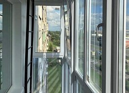 Остекление балкона с внутренней отделкой, 3 камерным профилем , стеклопакеты  с дополнительным напылением от солнечного света.
